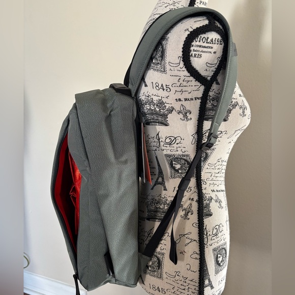 Alpaka Metro Backpack 12L - Picture 2 of 11